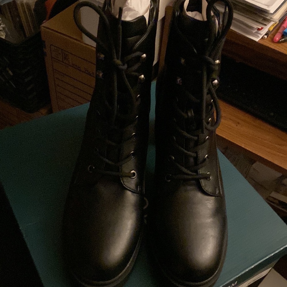 Aerosoles black platform boot